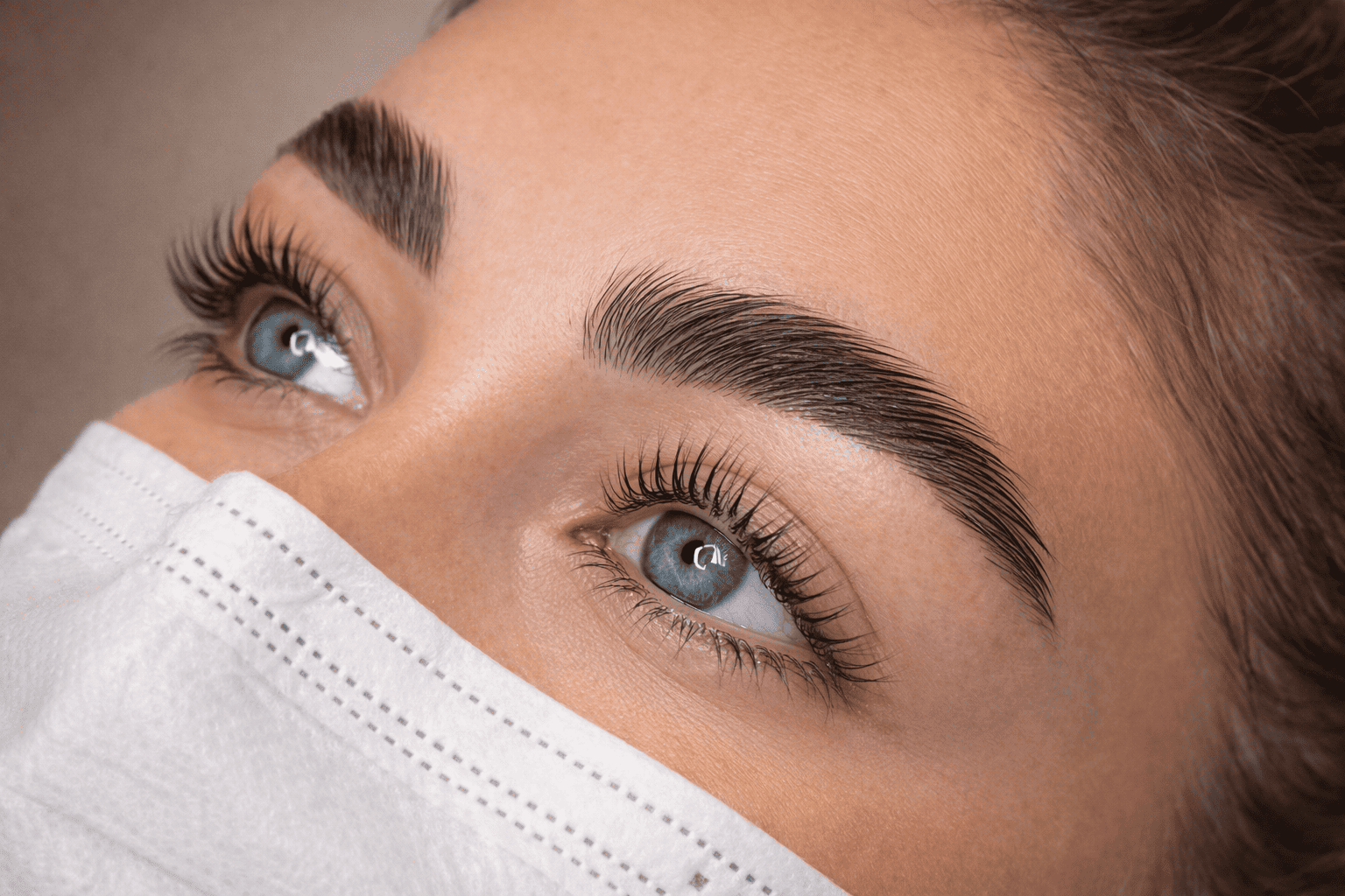 Browlift avec epilation à Buxerolles