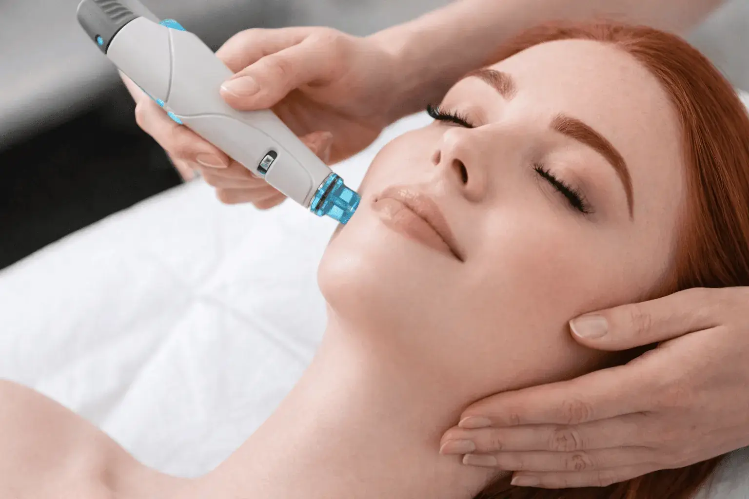 Soin hydrofacial Aquaglow en cabine à Buxerolles près de Poitiers
